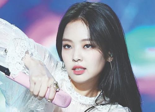 Vừa chơi Instagram, V (BTS) đã vô tình gây "fanwar" với fan BLACKPINK vì 1 giây lỡ lầm với Jennie: Chuyện gì đây?