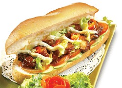 Bánh mì kẹp thịt gà khìa