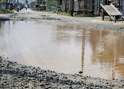 Bất an khi đi qua đoạn đường 2,5 km chi chít "ổ voi, ổ gà"