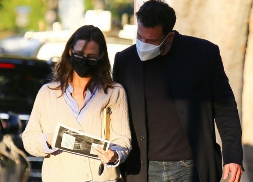 Ben Affleck hội ngộ vợ cũ Jennifer Garner khi đi họp phụ huynh cho con ở trường