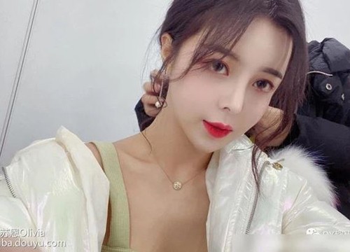 Bị người xem chỉ trích vì vô tình để lộ ngấn bụng, nữ streamer xinh đẹp lập tức "vạch áo khoe eo" ngay trên sóng trực tiếp!