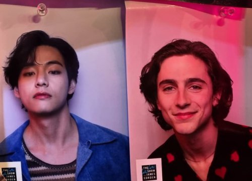 Bức hình gây bão: V (BTS) tình cờ đứng cạnh Timothée Chalamet ở hậu trường show nước Mỹ, combo cực phẩm trai đẹp ai chịu nổi?