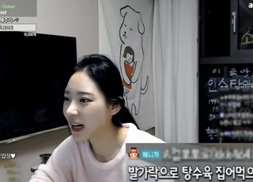 Để được donate, nữ streamer chấp nhận nhiều thử thách "chẳng giống ai", thậm chí phải bật khóc tức tưởi vì ấm ức