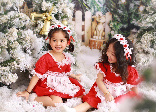 Hai bé gái chụp ảnh Noel "cực nhoi, không tấm nào đàng hoàng" nhưng lại được khen tới tấp vì điều này