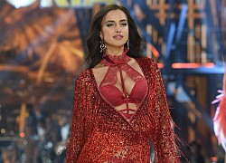 Mặc ai giấu nhẹm chuyện này nhưng dàn "thiên thần" Victoria's Secret không ngại diện nội y phô bày hết cỡ trên sân khấu