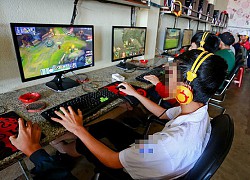 Nam sinh đang chơi game thì bạn nhắc "nhìn sang trái", cậu bé nhìn theo thật và phát hiện cảnh tượng ngã ngửa