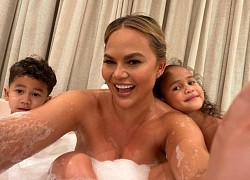 Người mẫu Chrissy Teigen gây tranh cãi vì đăng ảnh tắm chung với con