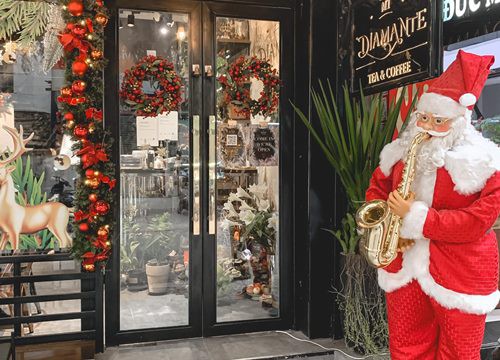 Những quán cafe trang trí Noel sớm dành cho khách trong buổi hẹn hò cuối năm