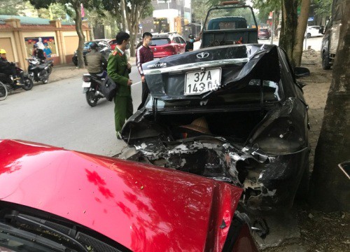 Nữ tài xế lái Mazda "húc" liên hoàn 5 ô tô trên đường