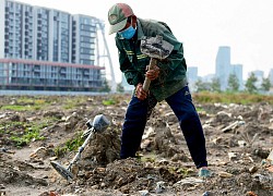 Ông lão hơn 20 năm kiếm tiền từ lòng đất ở TP.HCM