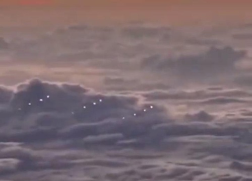 Phi công quân sự Mỹ bắt gặp "đội' UFO đang bay trên Biển Đông