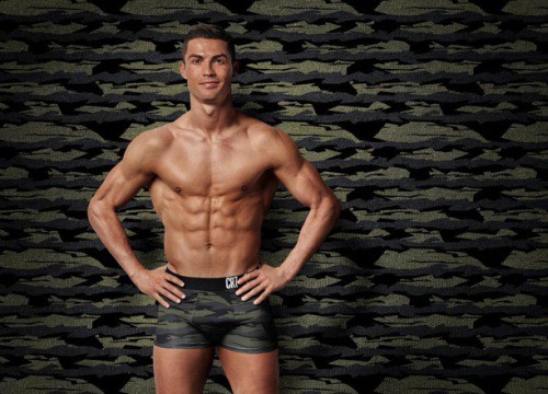 Ronaldo khoe body 6 múi, sẵn sàng hết mình với HLV Rangnick