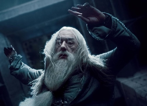 Sốc óc cái chết của thầy Dumbledore trong Harry Potter đã được bí mật ám chỉ từ phần 3: Tác giả cài cắm quá tài tình, ấp ủ suốt 6 năm?