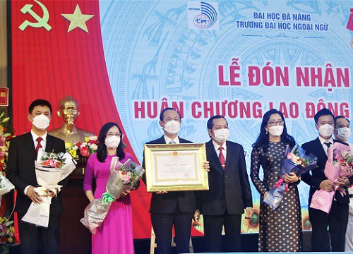 Trường Đại học Ngoại ngữ Đà Nẵng đón nhận Huân Chương Lao động hạng 3