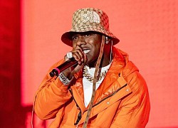 Rapper DaBaby bị ném rác vào người khi đang biểu diễn