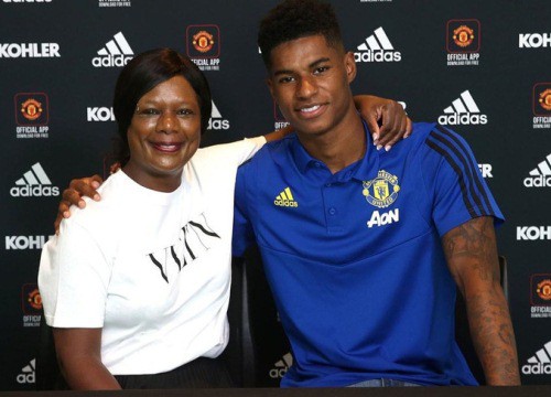 Rashford bán cơm từ thiện dịp Noel