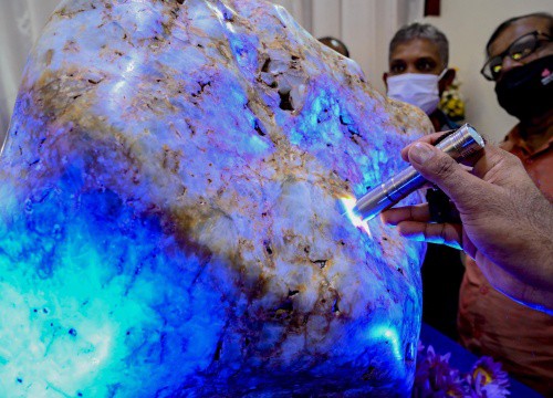 Sri Lanka trưng bày hòn đá sapphire tự nhiên 'lớn nhất thế giới'