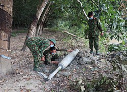 Bình Phước: Tài xế máy xúc tá hỏa khi đào trúng quả bom MK82 Snake eye