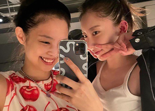 Bóc giá mẫu ốp iPhone siêu rẻ của Jennie (BLACKPINK), netizen dễ dàng "cheap moment" chỉ từ 21K