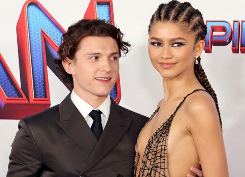 Bức ảnh định nghĩa số hưởng là đây: "Nhện Hà Lan" Tom Holland liếc ám muội cô bạn gái hở bạo liệt, nhìn bàn tay hư kia kìa!