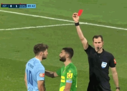 Clip: Vừa sút penalty thành công, cầu thủ bị trọng tài rút thẻ đỏ