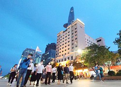 Sầm uất phố thị trong tour "Từ Sài Gòn xưa đến TP.HCM nay"