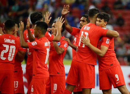 HLV tuyển Singapore khóc sau khi vào bán kết AFF Cup