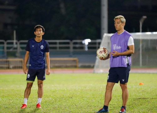 Keisuke Honda tận tình chỉ bảo tuyển Campuchia hướng đến trận đấu với tuyển Việt Nam