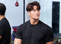 "Người cơ bắp" Kim Jong Kook tung chứng cứ khẳng định sáu múi là xịn