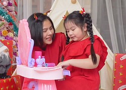 Vân Trang cùng con gái cưng lên đồ đỏ rực đón Giáng sinh