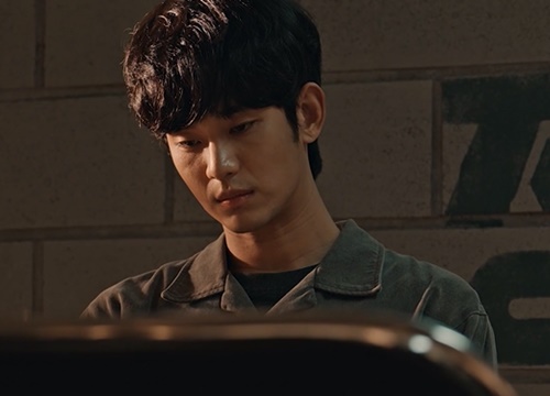 'One Ordinary Day' tập 7: Kim Soo Hyun tự cắt tóc, học hút thuốc để 'cosplay' thành trai hư