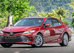 Đại lý xả hàng Toyota Camry bản cũ, giảm giá tới 100 triệu đồng