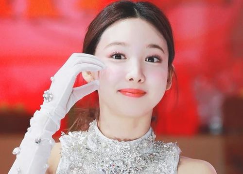 Góc rụng tim: Nayeon (TWICE) và V (BTS) tương tác cực yêu ngay trên sân khấu, đàng gái nói gì mà đàng trai phản ứng ngay?