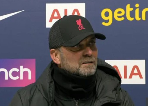 HLV Klopp chỉ trích Tottenham vì không để nước rửa tay trong phòng họp báo