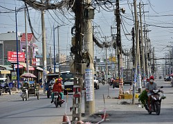 Hơn 500 trụ điện "đi lạc" xuống đường, người dân luồn lách như "làm xiếc"