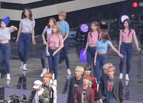 Khoảnh khắc hiếm: Chaeyoung mải ngắm BTS nên nhảy sai vũ đạo, Jin thì như thành viên thứ 10 của TWICE luôn rồi?