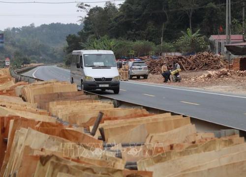 Người dân kiến nghị sớm xử lý vi phạm hành lang ATGT trên Quốc lộ 1A