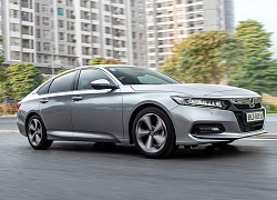 'Nội chiến' xe Nhật hơn 1,3 tỷ đồng: Honda Accord thêm công nghệ nhưng vẫn 'chiếu dưới' so với Toyota Camry 2.5Q