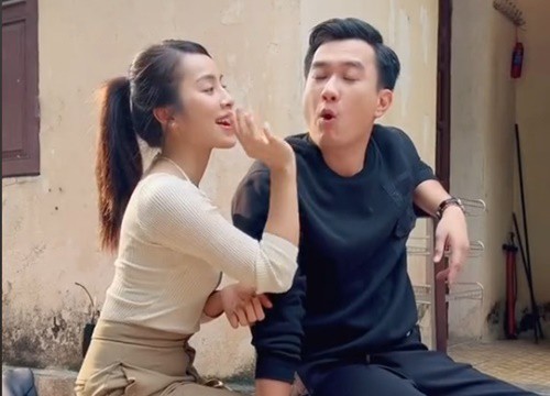 'Phố trong làng': Ngọc rút guốc đòi 'dằn mặt' khi thấy Nam và Hoài tình tứ, đằng gái còn đút quýt cho đằng trai ăn