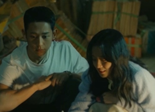 'Snowdrop' tập 2: Jisoo tiếp tục 'rớt hết liêm sỉ' vì 'crush' Jung Hae In, mặt tái mét vì sắp bị phát hiện gian tình?