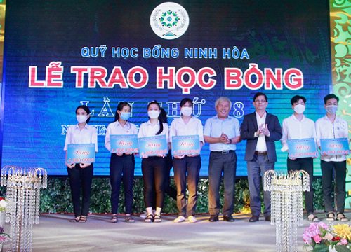 Trao 255 suất học bổng cho học sinh, sinh viên có hoàn cảnh khó khăn