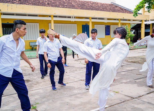 Tung "nộ long cước" đá bay kẻ trộm, anh hàng xóm khiến gia chủ đứng hình khi xem lại clip