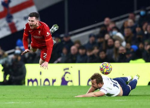 VAR gây tranh cãi trong ngày Liverpool rơi chiến thắng