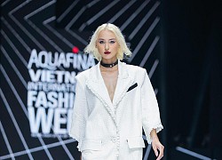 Dàn mẫu catwalk không nội y giới thiệu bộ sưu tập của Devon Nguyễn