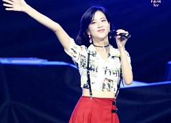 Đang hát thì bung cúc áo trên sân khấu, Jisoo (BLACKPINK) có phản ứng như thế nào mà fan hết lời khen ngợi?