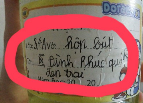 Dọn dẹp phòng của con trai, bà mẹ ở Nam Định ngỡ ngàng khi phát hiện DÒNG CHỮ LẠ trên hộp bút: Chỉ vỏn vẹn 4 từ mà tố cáo cả "bí mật" gia đình