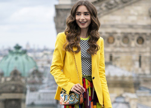 Emily in Paris 2 vừa chiếu, netizen đã phát cuồng: Nữ chính hát Dynamite của BTS siêu đỉnh, nhìn cách biểu diễn muốn... xỉu ngang!