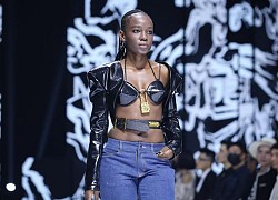 Mẫu Tây diện crop top họa tiết chiếu trúc trên sàn thời trang