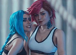 Hai chị em cosplay thành Vi - Jinx cực quyến rũ, vòng 3 gợi cảm "thiêu đốt" mọi ánh nhìn