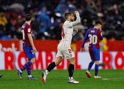 Hậu vệ Sevilla nhận thẻ đỏ vì ném bóng vào mặt Alba